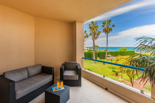 Las Dunas 02 by homeprive Bel appartement confortable à Denia, sur la Costa Blanca, Espagne, avec piscine commune pour 4 personnes. L'appartement est situé dans un quartier résidentiel proche de la plage, à proximité de restaurants, bars et supermarchés, et à seulement 25 mètres de la plage....