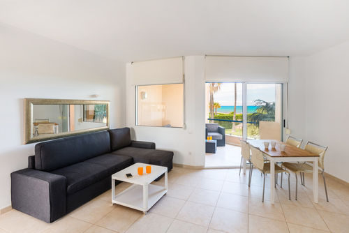 Las Dunas 02 by homeprive Schöne und komfortable Wohnung in Denia, Costa Blanca, Spanien, mit Gemeinschaftspool für 4 Personen. Die Wohnung befindet sich in einem Wohngebiet am Strand, in der Nähe von Restaurants, Bars und Supermärkten, und nur 25 Meter vom Strand entfernt....