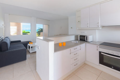 Las Dunas 02 by homeprive Vacker och bekväm lägenhet i Denia, Costa Blanca, Spanien med gemensam pool för 4 personer. Lägenheten ligger i ett bostadsområde nära stranden, nära restauranger, barer och livsmedelsbutiker, och endast 25 meter från stranden....