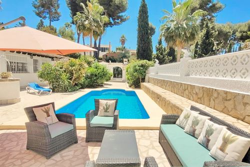 Finca Mar Aral by Solidays Geweldige en comfortabele villa met privézwembad in Moraira, Costa Blanca, Spanje voor 8 personen. Het huis is gelegen in een kust- en stedelijk gebied en ligt op 2 km van het strand van L'Ampolla....