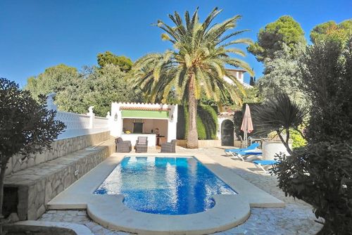 Finca Mar Aral by Solidays Superbe et confortable villa avec piscine privée à Moraira, Costa Blanca, Espagne, pour 8 personnes. La maison est située dans une zone côtière et urbaine, à 2 km de la plage de L'Ampolla....