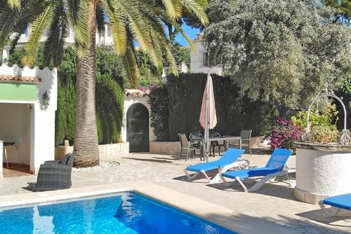 Finca Mar Aral by Solidays Magnifique et confortable villa avec piscine privée à Moraira, Costa Blanca, Espagne, pour 8 personnes. La maison est située dans une zone côtière et urbaine, à 2 km de la plage de L'Ampolla....