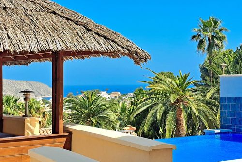 Villa Evora by Solidays Schönes und komfortables Ferienhaus mit privatem Pool in Moraira, Costa Blanca, Spanien für 8 Personen. Das Haus befindet sich in einer Küsten- und Wohngegend, 4 km vom Strand L'Ampolla Moraira und 4 km vom Zentrum Moraira entfernt....