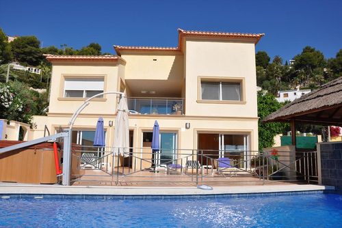 Villa Evora by Solidays Hermosa y cómoda casa de vacaciones en Moraira, Costa Blanca, España, con piscina privada para 8 personas. La casa se encuentra en una zona costera y residencial, a 4 km de la playa L'Ampolla Moraira y a 4 km del centro de Moraira....