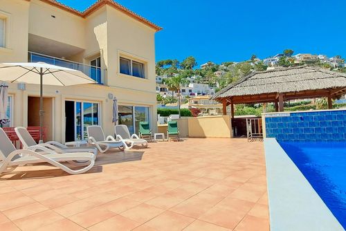 Villa Evora by Solidays Hermosa y cómoda casa de vacaciones con piscina privada en Moraira, Costa Blanca, España, para 8 personas. La casa está ubicada en una zona costera y residencial, a 4 km de la playa de L'Ampolla Moraira y a 4 km del centro de Moraira....