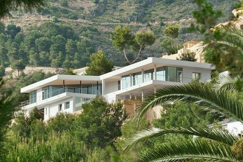 Altea Esmeralda Maison de vacances moderne et luxueuse à Altea, Costa Blanca, Espagne, avec piscine chauffée pour 8 personnes. La maison est située dans un quartier résidentiel côtier et vallonné, à 4 km de la plage d'Altea Campomanes....