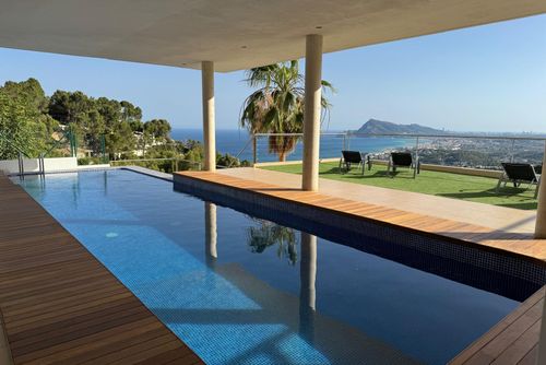 Altea Esmeralda Moderne en luxueuze vakantiewoning met verwarmd zwembad in Altea, Costa Blanca, Spanje voor 8 personen. Het huis is gelegen in een kust-, heuvelachtig en residentieel gebied, en bevindt zich op 4 km van het Altea Campomanes strand....