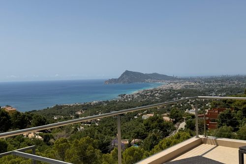 Altea Esmeralda Moderne en luxueuze vakantiewoning met verwarmd zwembad in Altea, Costa Blanca, Spanje voor 8 personen. Het huis is gelegen in een kust-, heuvelachtig en residentieel gebied, en bevindt zich op 4 km van het Altea Campomanes strand....