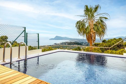 Altea Esmeralda Casa de vacaciones moderna y lujosa en Altea, Costa Blanca, España, con piscina climatizada para 8 personas. La casa se encuentra en una zona costera, montañosa y residencial, a 4 km de la playa de Altea Campomanes....