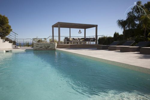 El Fresno Blanco Charmante et confortable maison de vacances à Altea, Costa Blanca, Espagne, avec piscine chauffée pour 8 personnes. La maison est située dans un cadre côtier et vallonné, à 3 km de la plage de Playa la Olla et à 4 km d'Altea la Vieja....
