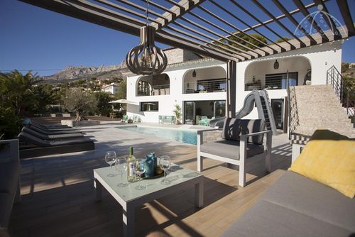 El Fresno Blanco Schönes und komfortables Ferienhaus in Altea, Costa Blanca, Spanien, mit beheiztem Pool für 8 Personen. Das Haus befindet sich in einer Küsten- und Hügellandschaft, 3 km vom Playa la Olla Strand und 4 km von Altea la Vieja entfernt....