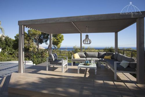 El Fresno Blanco Charmante et confortable maison de vacances à Altea, Costa Blanca, Espagne, avec piscine chauffée pour 8 personnes. La maison est située dans une zone côtière et vallonnée, à 3 km de la plage de Playa la Olla et à 4 km d'Altea la Vieja....