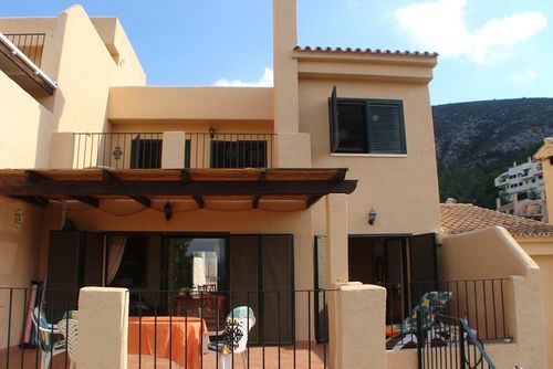 Bungalow La Joya by Solidays Hermosa y alegre casa en Moraira, Costa Blanca, España, con una piscina comunitaria para 6 personas. La casa está situada en una zona costera, montañosa y urbana....