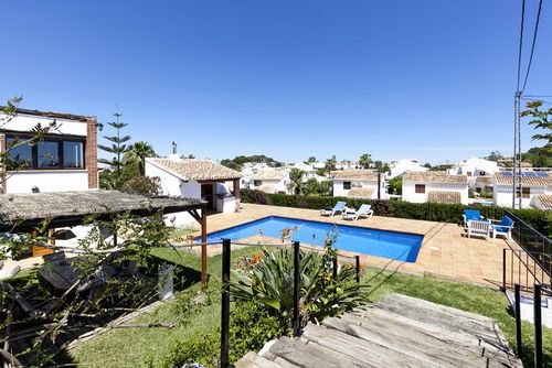 Sol de Mar 34 by homeprive Schöne Luxusvilla in Denia, Costa Blanca, Spanien mit privatem Pool für 6 Personen. Die Villa befindet sich in einem Wohngebiet nahe dem Strand, 1 km vom Strand und 1 km vom Meer entfernt....
