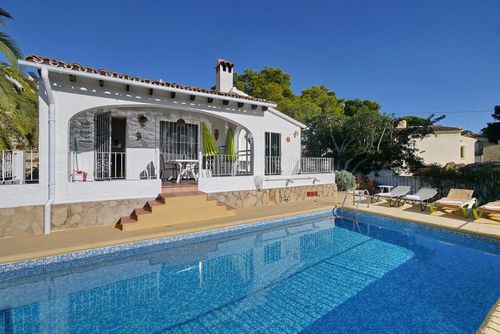 Ana Marie Mooie en comfortabele villa in Moraira, Costa Blanca, Spanje met privézwembad voor 4 personen. Het huis is gelegen in een kust- en woongebied en ligt op 3 km van het strand L'Ampolla Moraira....