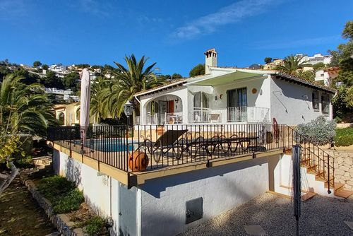 Ana Marie Hermosa y cómoda villa en Moraira, Costa Blanca, España, con piscina privada para 4 personas. La casa está situada en una zona costera y residencial, a 3 km de la playa L'Ampolla Moraira....
