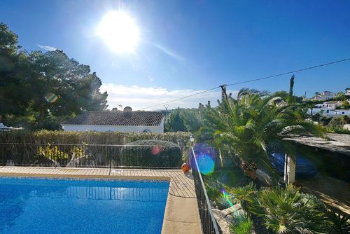 Ana Marie Magnifique et confortable villa avec piscine privée à Moraira, Costa Blanca, Espagne, pour 4 personnes. La maison est située dans un quartier côtier et résidentiel, à 3 km de la plage de L'Ampolla Moraira....