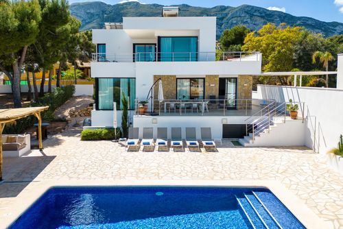 Tortuga Verde Moderne og luksuriøs villa med privat svømmebasseng i Denia, Costa Blanca, Spania for 6 personer. Huset ligger i et bakket og urbant badeområde, 2 km fra Marineta Cassiana-stranden....