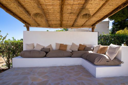 Tortuga Verde Villa moderne et luxueuse à Denia, Costa Blanca, Espagne, avec une piscine privée pouvant accueillir 6 personnes. La maison est située dans un quartier urbain en pente, à 2 km de la plage de Marineta Cassiana....