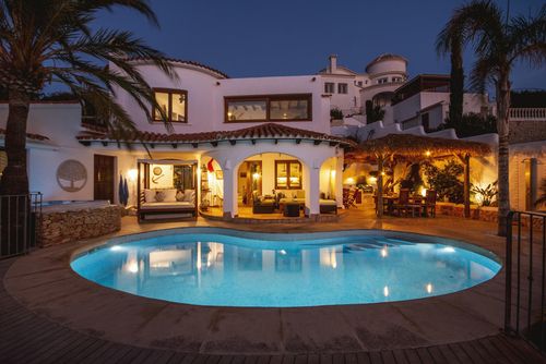 Mira al Mar 4 pax Grote en comfortabele villa in Moraira, Costa Blanca, Spanje met een privézwembad voor 4 personen. Het huis is gelegen in een residentiële strandwijk en ligt op 1 km van het strand van El Portet....