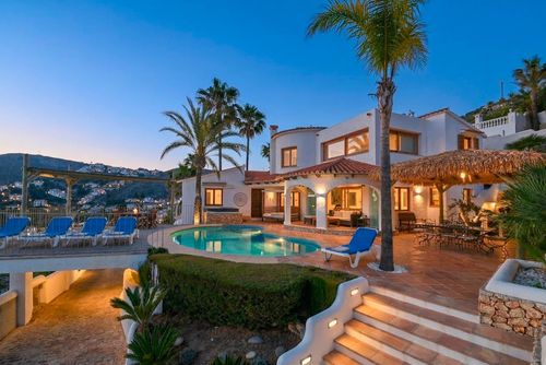 Mira al Mar 4 pax Ruime en comfortabele villa in Moraira, Costa Blanca, Spanje met privézwembad voor 4 personen. Het huis is gelegen in een residentiële strandwijk en op 1 km van het strand El Portet....