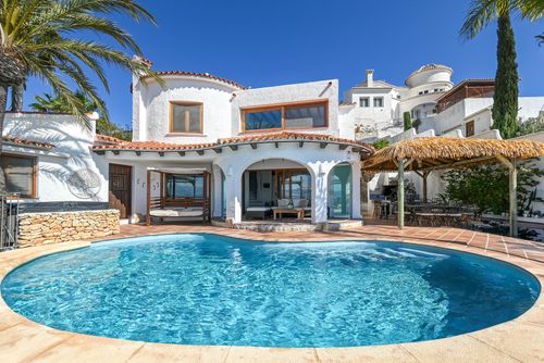 Mira al Mar 4 pax Grande et confortable villa à Moraira, Costa Blanca, Espagne avec piscine privée pour 4 personnes. La maison est située dans un quartier résidentiel de plage et à 1 km de la plage d'El Portet....