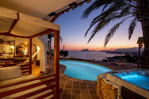 Mira al Mar 4 pax Amplia y cómoda villa en Moraira, Costa Blanca, España, con piscina privada para 4 personas. La casa está situada en una zona residencial de playa y se encuentra a 1 km de la playa El Portet....