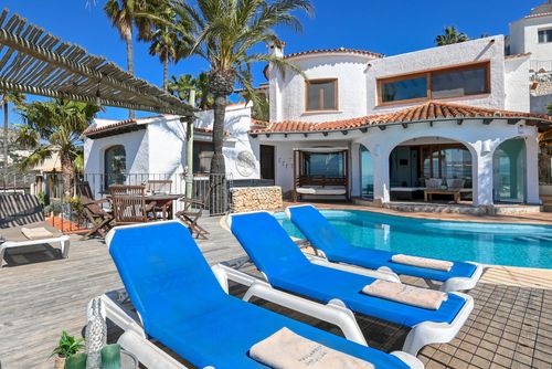 Mira al Mar 4 pax Grote en comfortabele villa met privézwembad in Moraira, Costa Blanca, Spanje voor 4 personen. Het huis is gelegen in een residentiële strandwijk en op 1 km van het strand van El Portet....