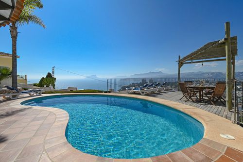Mira al Mar 4 pax Große und komfortable Villa in Moraira, Costa Blanca, Spanien mit privatem Pool für 4 Personen. Das Haus befindet sich in einem Wohngebiet am Strand und nur 1 km vom Strand El Portet entfernt....