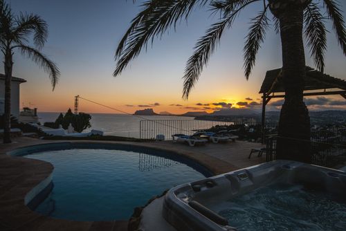 Mira al Mar 4 pax Villa grande e confortevole a Moraira, Costa Blanca, Spagna con piscina privata per 4 persone. La casa è situata in una zona residenziale vicino alla spiaggia e a 1 km dalla spiaggia di El Portet....