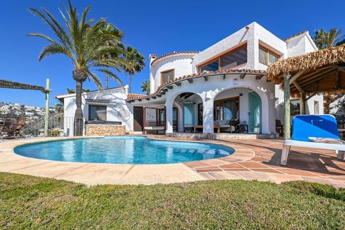 Mira al Mar Grande e confortevole villa a Moraira, Costa Blanca, Spagna con piscina privata per 6 persone. La casa è situata in una zona residenziale vicino alla spiaggia ed è a 1 km dalla spiaggia di El Portet....