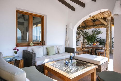 Mira al Mar Grande et confortable villa avec piscine privée à Moraira, Costa Blanca, Espagne pour 6 personnes. La maison est située dans une zone résidentielle près de la plage et à 1 km de la plage d'El Portet....