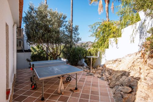 Mira al Mar Amplia y cómoda villa en Moraira, Costa Blanca, España, con piscina privada para 6 personas. La casa está situada en una zona residencial de playa y se encuentra a 1 km de la playa El Portet....