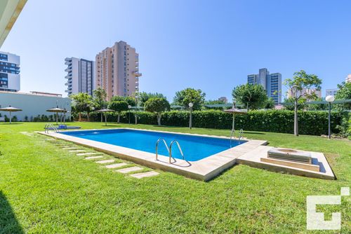 Estrella de Calpe 8C Comfortabel appartement in Calpe, Costa Blanca, Spanje met gemeenschappelijk zwembad voor 6 personen. Het appartement is gelegen in een woonwijk dichtbij het strand, supermarkten en een tennisbaan en op 1 km van het Arenal-Bol strand....
