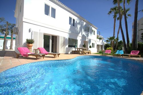 Altea Puerto Rustic and charming holiday home with private pool in Altea, Costa Blanca, Spain for 8 persons. The house is situated in a residential beach area, close to restaurants and bars, shops and supermarkets, and is 200 m from Altea Beach....