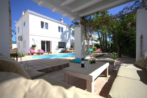 Altea Puerto Encantadora casa de vacaciones rústica con piscina privada en Altea, Costa Blanca, España para 8 personas. La casa está situada en una zona residencial cercana a la playa, cerca de restaurantes y bares, tiendas y supermercados, y se encuentra a 200 m de la Playa de Altea....