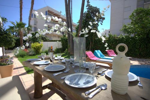 Altea Puerto Incantevole e rustica casa vacanze con piscina privata ad Altea, Costa Blanca, Spagna, per 8 persone. La casa è situata in una zona residenziale vicino alla spiaggia, a pochi passi da ristoranti, bar, negozi e supermercati, e dista 200 m dalla Spiaggia di Altea....