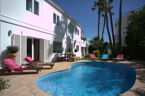 Altea Puerto Rustikales und charmantes Ferienhaus mit privatem Pool in Altea, Costa Blanca, Spanien für 8 Personen. Das Haus befindet sich in einem Wohngebiet in Strandnähe, nahe zu Restaurants und Bars, Geschäften und Supermärkten, und ist nur 200 m vom Strand von Altea entfernt....