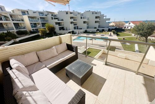 Tierra de Mar 26 by homeprive Piękne i komfortowe mieszkanie w Denia, Costa Blanca, Hiszpania, z basenem wspólnym dla 6 osób. Mieszkanie znajduje się w rezydencyjnej okolicy nadmorskiej, w pobliżu restauracji, barów i supermarketów, a zaledwie 25 metrów od plaży....