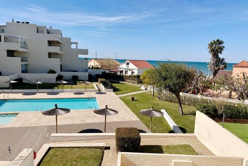 Tierra de Mar 26 by homeprive Hermoso y acogedor apartamento en Denia, Costa Blanca, España, con una piscina comunitaria para 6 personas. El apartamento se encuentra en una zona residencial de playa, cerca de restaurantes, bares y supermercados, y a solo 25 metros de la playa....