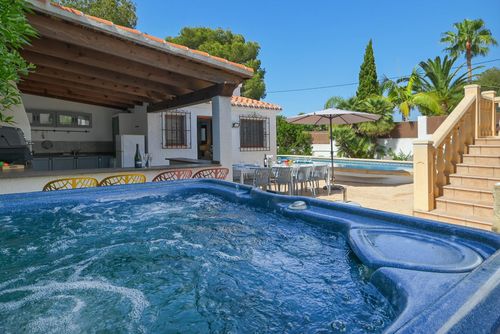 Casa Virginia 4 pax Merveilleuse et confortable villa à Jávea, Costa Blanca, Espagne avec piscine privée pour 4 personnes. La maison est située dans une zone résidentielle de plage à 3 km de la plage de Cala de la Barraca, Jávea....