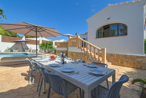 Casa Virginia 4 pax Magnifique et confortable villa avec piscine privée à Jávea, Costa Blanca, Espagne pour 4 personnes. La maison se situe dans un quartier résidentiel de plage et se trouve à 3 km de Cala de la Barraca, plage de Jávea....