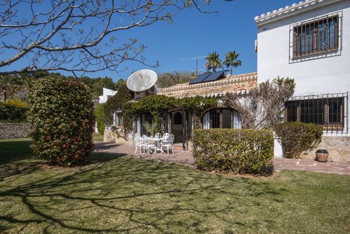 Villa Escocia 4 pax Large and comfortable villa in Jávea, Costa Blanca, Spain with private pool for 4 people. The house is situated in a residential beach area....
