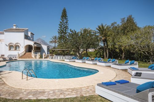 Adsubia 22 Grande et confortable villa avec piscine privée à Jávea, Costa Blanca, Espagne pour 22 personnes. La maison est située dans un quartier résidentiel en bord de plage, à proximité des restaurants, bars et supermarchés, à 1 km de la plage El Arenal, Jávea et à 1 km de la Méditerranée, Jávea....