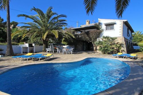 Rio  Gorgos 8 Grote en klassieke villa in Moraira, Costa Blanca, Spanje met privézwembad voor 8 personen. Het huis is gelegen in een residentiële wijk en ligt op 1 km van het strand Ampolla Moraira....