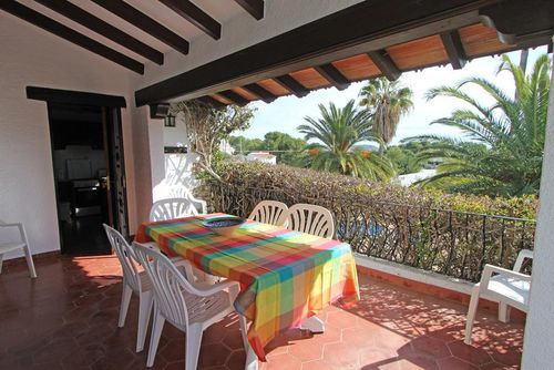 Rio  Gorgos 8 Grote en klassieke villa in Moraira, Costa Blanca, Spanje met privézwembad voor 8 personen. Het huis is gelegen in een residentiële wijk en ligt op 1 km van het strand Ampolla Moraira....