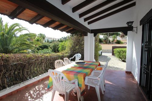 Rio  Gorgos 8 Grote en klassieke villa in Moraira, Costa Blanca, Spanje met privézwembad voor 8 personen. Het huis is gelegen in een residentiële wijk en ligt op 1 km van het strand Ampolla Moraira....