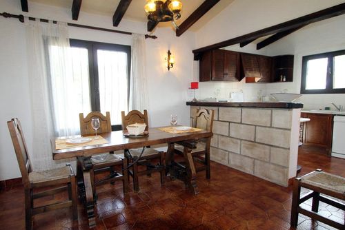 Rio  Gorgos 8 Grote en klassieke villa in Moraira, Costa Blanca, Spanje met privézwembad voor 8 personen. Het huis is gelegen in een residentiële wijk en ligt op 1 km van het strand Ampolla Moraira....