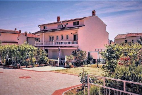 DAISY Appartement  avec piscine privée à Rab, Kvarner, Croatie pour 9 personnes...