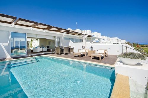 Luxury Bay View 28 Right On The Beach Villa i Protaras, Protaras, Cyprus  med privat svømmebasseng for 10 personer...